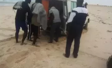 صورة إنقاذ شابين غرقا قبالة شواطئ نواكشوط
