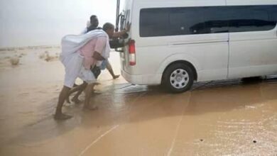 صورة السيول توقف حركة السيارات بين أكبر مدينتين بموريتانيا