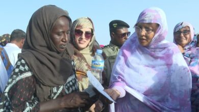 صورة مفوضة الأمن الغذائي تشرف على عملية توزيع مساعدات على أسر متضررة في أكجوجت