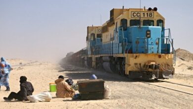 صورة اصطدام قطار “اسنيم” بسيارة حاولت عبور السكة