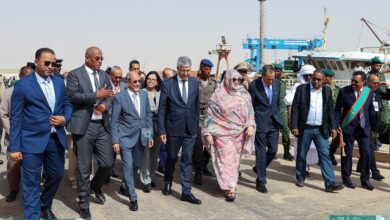 صورة وزير الصيد يزور صحبة نظيره المغربي ميناء تانيت