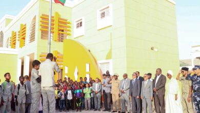 صورة وزير التهذيب الوطني يزور مدرسة بغداد في مقاطعة الميناء