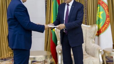 صورة غزواني يتسلم تقرير لجنة حقوق الإنساني لعامي 2021– 2022