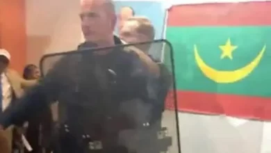 صورة الشرطة الفرنسية تقتحتم اجتماعا لعزيز مع أفراد الجالية ببوردو 