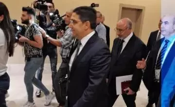 صورة وزير الخارجية المغربي يشارك في الاجتماع التحضيري للقمة الجزائرية