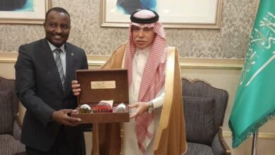صورة جلسة عمل لوزير الثقافة مع نظيره السعودي بمدينة الرياض