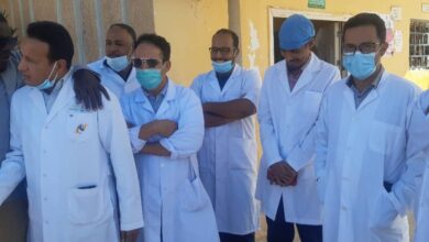 صورة وزير الصحة يجتمع بأطباء نواذيبو ويعد بتوسعة للمستشفى وشراء المعدات