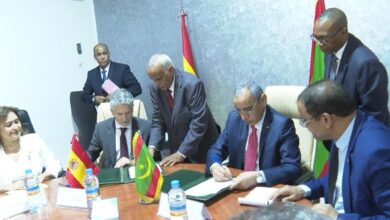 صورة وزير الداخلية يوقع مع نظيره الإسباني اتفاقية للتعاون الأمني بين البلدين