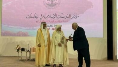 صورة تكريم رئيس جامعة لعيون الإسلامية في مؤتمر الدراسات الإسلامية بأبو ظبي
