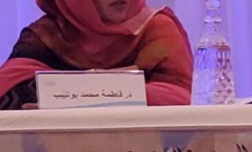 صورة باحثة موريتانية تحاضر في ندوة بتونس عن “لفرانكفونية في موريتانيا بين القبول والرفض”