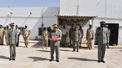 صورة قائد الأركان يشرف على تبادل المهام في مؤسسة تصنيع الملابس