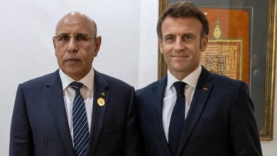 صورة رئيس الجمهورية يجري مباحثات مع الرئيس الفرنسي