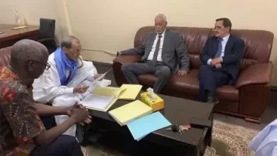 صورة الرئيس الجديد للجنة الانتخابات يتسلم مهامه من سلفه