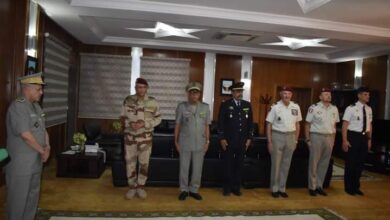 صورة قائد الأركان العامة للجيوش يوشح ضباطا من القوات الخاصة الفرنسية