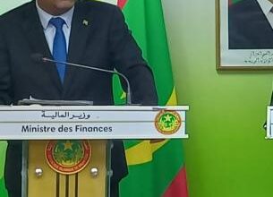صورة وزير المالية يقارن بين رواتب بعض الموظفين قبل ثلاث سنوات ورواتبهم اليوم (أرقام)