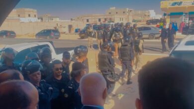 صورة الشرطة تحاصر مكتب الرئيس السابق وتأمر بإغلاقه (فيديو)