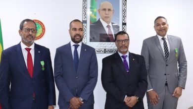 صورة وزير التحول الرقمي يوشح باسم رئيس الجمهورية بعض موظفي القطاع