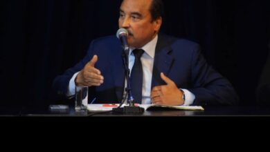 صورة عزيز: جنرالات بكوا لي حتى لا أغادر السلطة ومغادرتي للبلاد خطأ