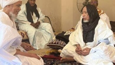 صورة الشيخ محمد الحافظ النحوي يلتقي الخليفة العام للطريقة الحموية التجانية الشيخ محمدو ولد حماه الله