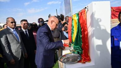 صورة الرئيس غزواني يضع حجر الأساس لمحول ملتقى الطرق المعروف  ب (كرفور مدريد)