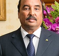 صورة الشرطة تصطحب الرئيس السابق إلى إدارة الأمن قبيل محاكمته