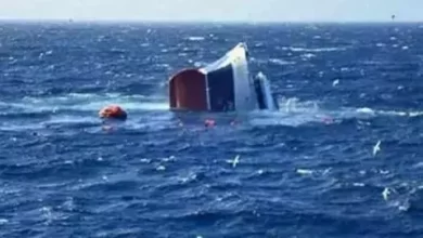 صورة انقاذ أحد المفقودين إثر غرق زورق قبالة شواطئ نواذيبو