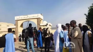 صورة محامون يرفضون التفتيش أثناء دخول قاعة محاكمة “العشرية”