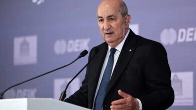 صورة الرئيس الجزائري يدعو إلى توحيد المؤسسات العسكرية والمالية في ليبيا