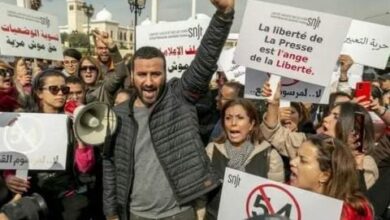 صورة الصحفيون في تونس يحتجون ضد إجراءات الرئيس سعيِّد