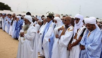 صورة إقامة صلاة الجنازة على جثمان المرحومة مريم داداه حرم الرئيس المؤسس