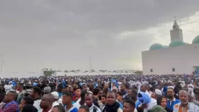 صورة بعد أيام من “مقتله”.. الآلاف يؤدون صلاة الجنازة على الصوفي ولد الشين