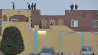 صورة قوة أمنية تداهم منزلا في دار النعيم وتعتقل شخصين