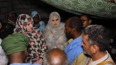 صورة وزيرة العمل الاجتماعي تزور أسرة فقدت ثلاثة من أفرادها جراء حريق