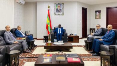 صورة وزير الخارجية يجري مباحثات مع السفير الجزائري المعتمد لدى موريتانيا