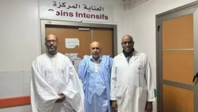 صورة وفد رسمي يزور والدة محمد غلام الحاج الشيخ في مستشفى القلب