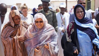 صورة رئيسة جهة نواكشوط، تشرف على بدأ الحفر لتزويد أحياء توجنين الطرفية بالمياه