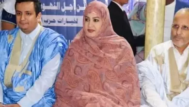 صورة السيدة الأولى تزور مقر شباب الحزب الحاكم