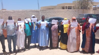 صورة احتجاجات لمواطنين أمام المنطقة الحرة رفضا لحرق النفايات