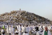 صورة الحجاج يتوافدون على جبل عرفات لأداء ركن الحج الأعظم