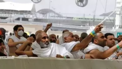 صورة الحجاج يرمون الجمرات في منى خلال أول أيام عيد الأضحى