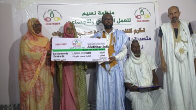صورة نائب برلماني يمنح مليون أوقية لمتصدرة الآداب الأصلية