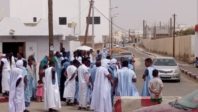 صورة أهالي الموريتانيين المختطفين بمالي يتظاهرون أمام المستشفى العسكري بعد مقتل أحد أبنائهم بحقنة سامة (تفاصيل)