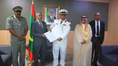 صورة وزير الدفاع يمنح الملحق العسكري السعودي وسام فارس