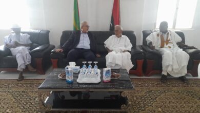 صورة ولد داداه يقدم العزاء بالسفارة الليبية في انواكشوط