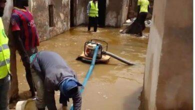 صورة جهة نواكشوط تطلق حملة لشفط مياه الأمطار (صور)