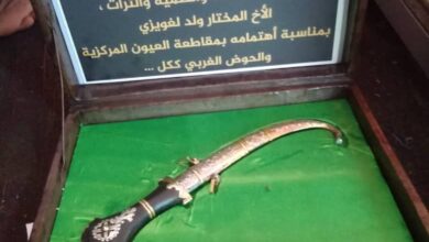 صورة مجموعة الحقيقة فقط تقدم درعا تكريميا لرئيس مهرجان لعيون للثقافة والتنمية (خاص)