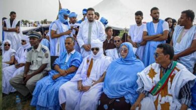 صورة رئيس مهرجان لعيون لتنمية الثقافة والتراث المختار ولد أغويزي يشرف على سباق الخيل (صور)