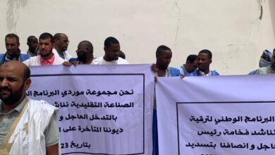 صورة مجموعة من الموردين في وقفة احتجاجية تطالب رئيس الجمهورية بتسديد مستحقاتها (تفاصيل)