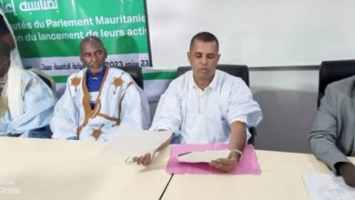 صورة تجمع أخلاف البرلمان الموريتاني يعلنون عن قائمة مطالبهم وسط حضور إعلامي مكثف ( تفاصيل)