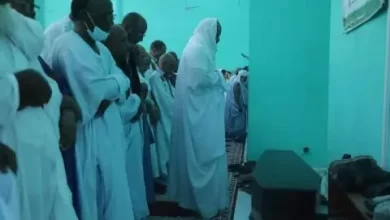 صورة نواكشوط: المئات يؤدون صلاة الجنازة على الراحل محمد ولد حمباره